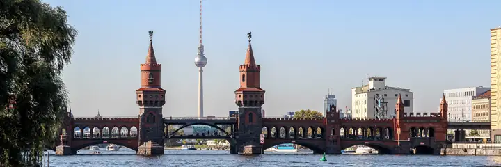 Die Oberbaumbrücke über die Spree in Berlin, dahinter der Fernsehturm
