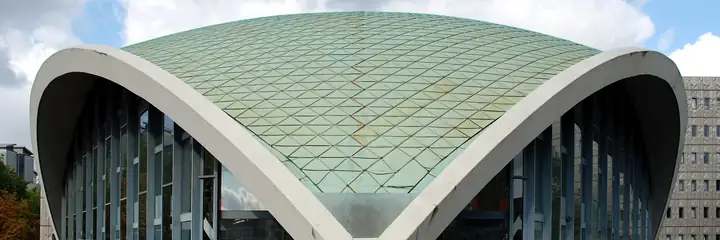 Das Opernhaus in Dortmund mit seinem geschwungenen Kuppeldach