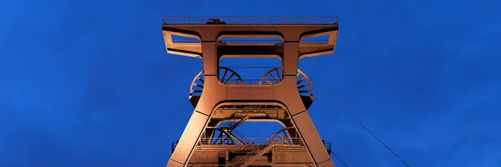 Das Fördergerüst der Zeche Zollverein in Essen am Abend