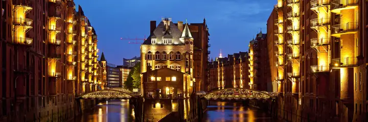 Die Hamburger Speicherstadt mit dem Wasserschloss am Abend